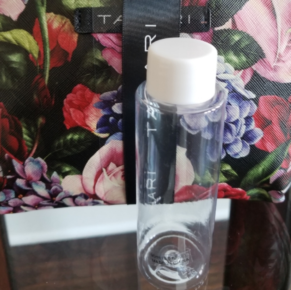 🆕️⬇️🎉HOST PICK🎉 Tahari 2 Pc Dome Travel Cosmetic Set With Bonus Travel Bottle - Picture 3 of 13